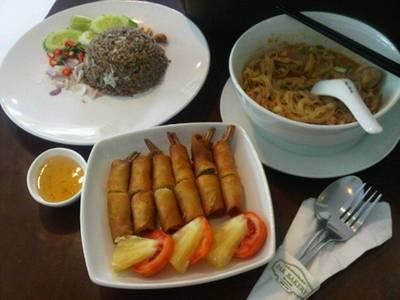 ข้าวหนำเลี๊ยบหมูสับ , ข้าวซอยไก่ , ปอเปี๊ยทอดกุ้ง ที่ ร้านอาหาร ภัค เบเกอรี่