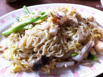 ผัดหมี่ ที่ ร้านอาหาร ย่งหลี