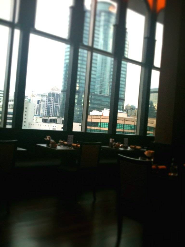 กระจกบานใหญ่ทำให้รู้สึกเหมือนนั่งอยู่ที่เมืองนอกเลยอ่ะ ที่ ร้านอาหาร Nara Thai Cuisine Central World