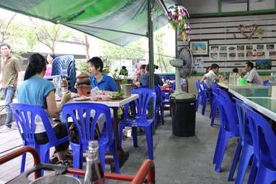 ที่นั่งในร้านครับ ที่ ร้านอาหาร ลีโอ ซีฟู๊ด