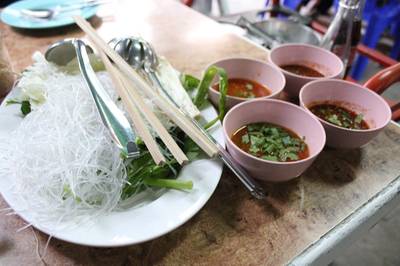 ชุดผักในจิ้มจุ่มครับ ที่ ร้านอาหาร ลีโอ ซีฟู๊ด