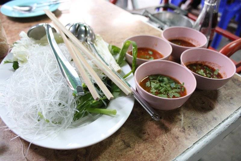 ชุดผักในจิ้มจุ่มครับ ที่ ร้านอาหาร ลีโอ ซีฟู๊ด