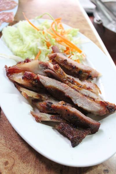 คอหมูย่าง ที่ ร้านอาหาร ลีโอ ซีฟู๊ด