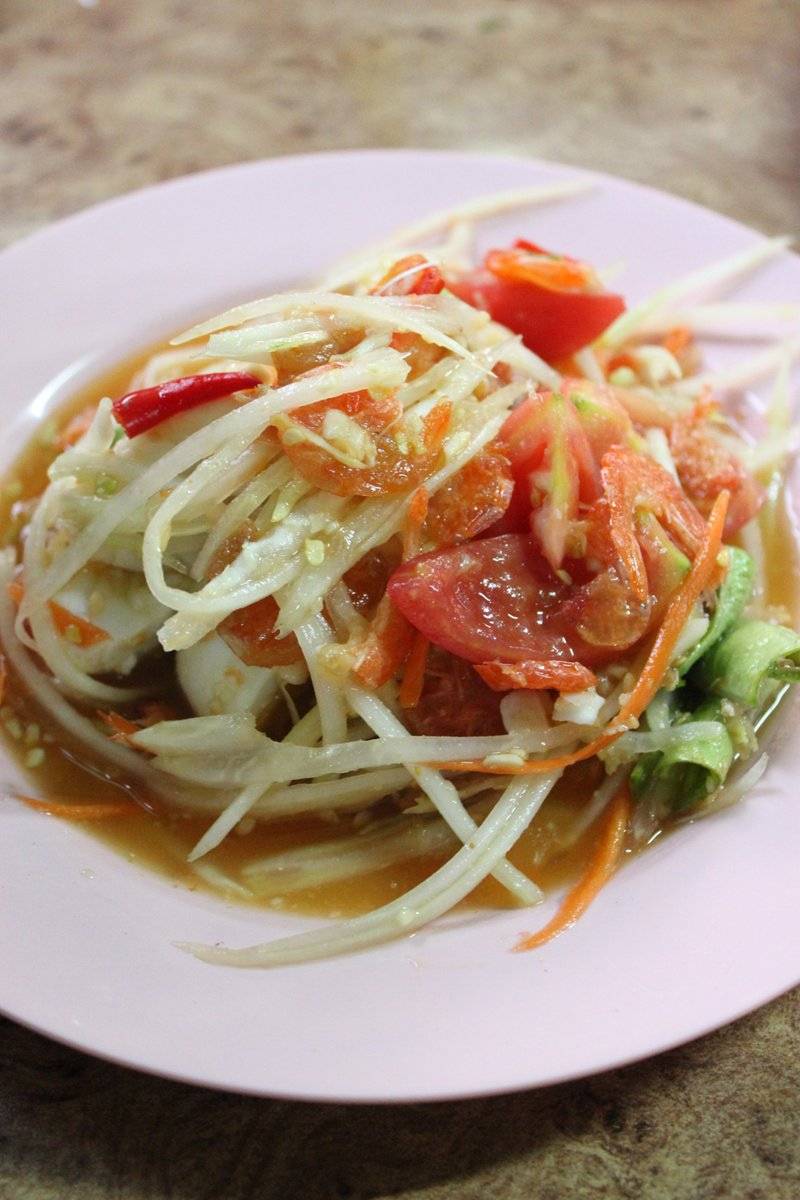 ส้มตำไข่เค็ม ที่ ร้านอาหาร ลีโอ ซีฟู๊ด