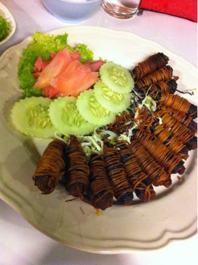 มังกรพันหลัก: กุ้งห่อด้วยสาหร่ายก่อนที่จะพันด้วยบะหมี่แล้วทอดกรอบ ที่ ร้านอาหาร ข้าวฟ่าง มังกรพันหลัก: กุ้งห่อด้วยสาหร่ายก่อนที่จะพันด้วยบะหมี่แล้วทอดกรอบ ที่ ร้านอาหาร ข้าวฟ่าง