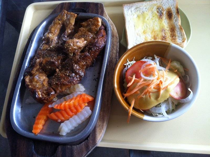 สเต็กเนื้อจะเข้ ที่ ร้านอาหาร สเต็กฮัก บ้านเขาทราย