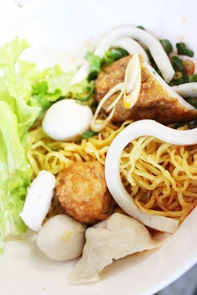 บะหมี่แห้งต้มยำลูกชิ้นปลานั้นเด็ดสุด ! ที่ ร้านอาหาร เซี๊ยะก๋วยเตี๋ยวปลา