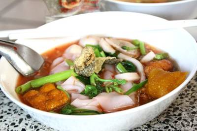 เส้นใหญ่เย็นตาโฟ ที่ ร้านอาหาร เซี๊ยะก๋วยเตี๋ยวปลา