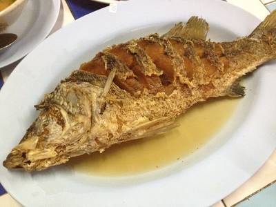ปลากะพงทอดราดน้ำปลา ที่ ร้านอาหาร ครัวเจ๊อ่วย