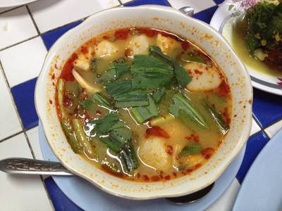 ต้มยำทะเลน้ำข้น ที่ ร้านอาหาร ครัวเจ๊อ่วย