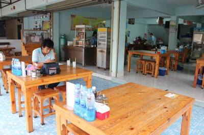 ที่นั่งหน้าร้าน ที่ ร้านอาหาร ก๋วยเตี๋ยว ดู๋ดี๋ บ้านใหม่