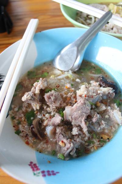 วุ้นเส้นดู๋ดี๋กระดูกอ่อนเห็ดหอม ที่ ร้านอาหาร ก๋วยเตี๋ยว ดู๋ดี๋ บ้านใหม่
