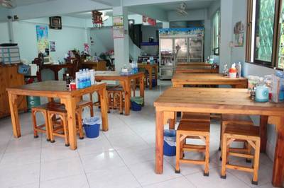 ที่นั่งด้านใน ที่ ร้านอาหาร ก๋วยเตี๋ยว ดู๋ดี๋ บ้านใหม่