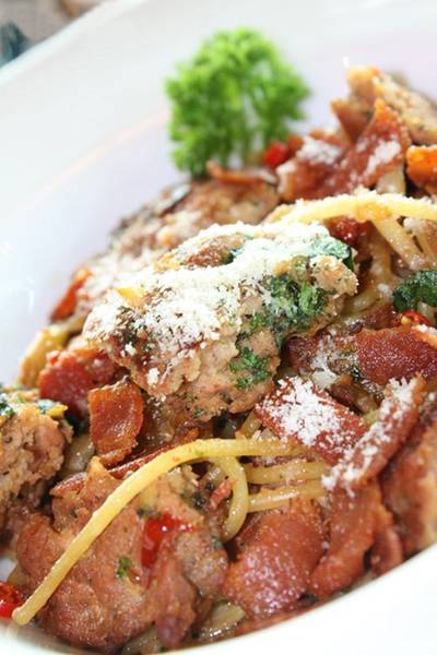 สปาเก็ตตี้ โอลีฟออยล์ การ์ลิค อิตาเลียนซอสเซจ ที่ ร้านอาหาร Nangkwak Wine Bar & Italian Bistro