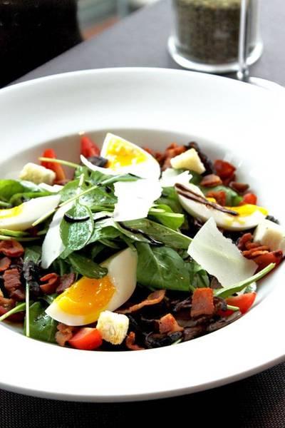 สลัดร็อกเก็ต วอร์มมัชรูม ที่ ร้านอาหาร Nangkwak Wine Bar & Italian Bistro