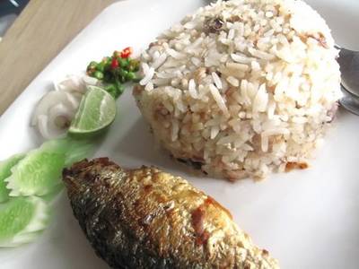 ข้าวผัดปลาทู ที่ ร้านอาหาร ประตูสีฟ้า