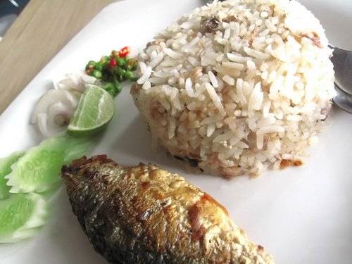ข้าวผัดปลาทู ที่ ร้านอาหาร ประตูสีฟ้า