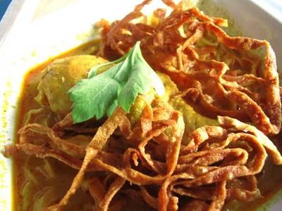 ข้าวซอยไก่ ที่ ร้านอาหาร ประตูสีฟ้า