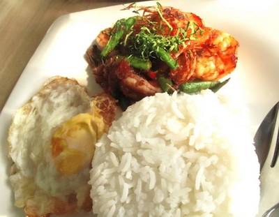 ข้าวพริกขิงกุ้ง ที่ ร้านอาหาร ประตูสีฟ้า