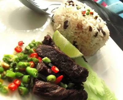 ข้าวผัดเนื้อเค็ม ที่ ร้านอาหาร ประตูสีฟ้า