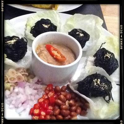เมี่ยงเครื่องเส้น
ก็อร่อยดี ไม่เผ็ดมาก ที่ ร้านอาหาร เครื่องเส้น 