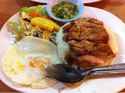 ข้าวไก่อบ, สลัด, ไข่ดาว. ที่ ร้านอาหาร ไก่รสทิพย์ ข้าวไก่อบ, สลัด, ไข่ดาว. ที่ ร้านอาหาร ไก่รสทิพย์