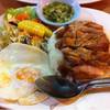 ข้าวไก่อบ, สลัด, ไข่ดาว.  ที่ ร้านอาหาร ไก่รสทิพย์
