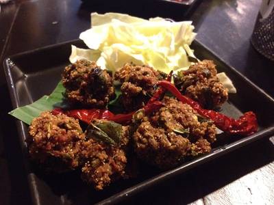 ลาบหมูทอด ที่ ร้านอาหาร Yesss ! ครก