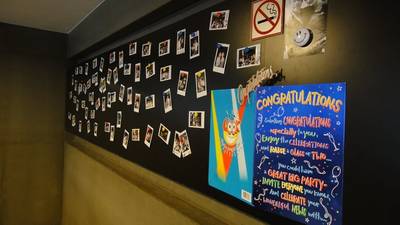 บอร์ดไว้แปะรูปภาพคนที่มาทาน ที่ ร้านอาหาร Yesss ! ครก