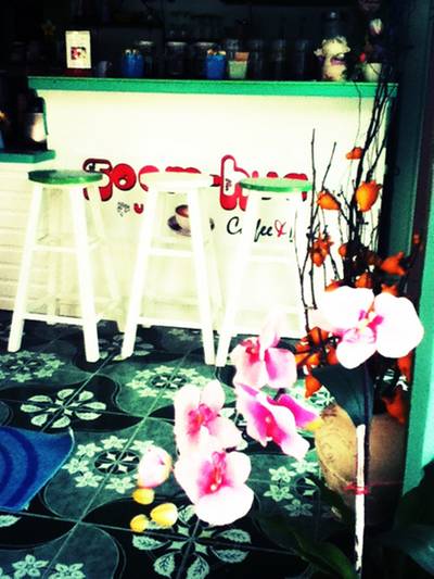 มองร้านจากด้านนอก ที่ ร้านอาหาร Soom-hua Coffee&milk