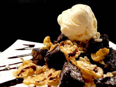 Brownie Salad ที่ ร้านอาหาร lullaby sweet & dessert cafe'