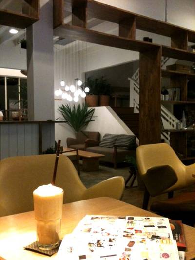 บรรยากาศห้องสมุดสมชื่อ ที่ ร้านอาหาร ไล-บรา-รี่ (Library)