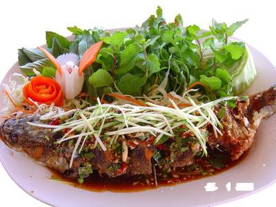 ปลาช่อนชมสวน นางเอกของร้านที่คุรต้องบอกว่าอร่อยมาก ที่ ร้านอาหาร ร้านอาหารจานเปล