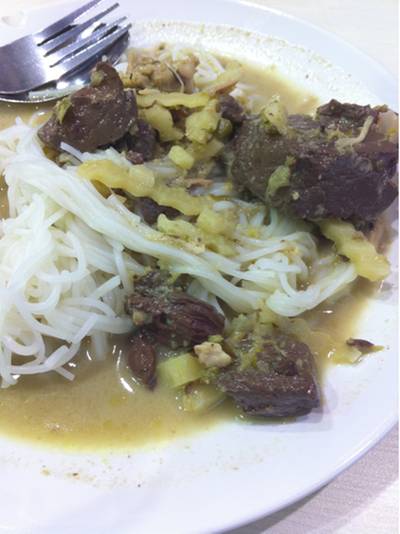 จีนแกงไก่ ที่ ร้านอาหาร ขนมจีนบุฟเฟ่ต์