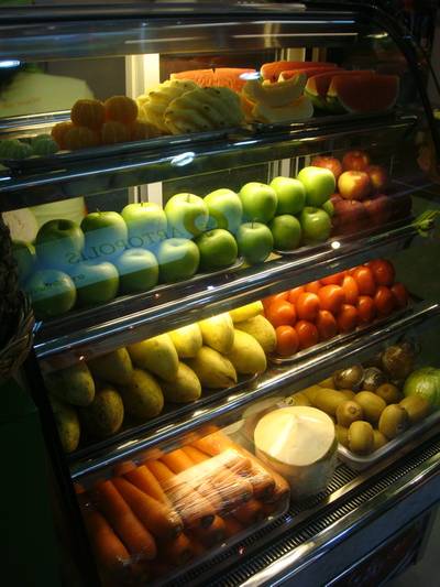 ผลไม้ในตู้แช่แข็ง (ของปลอมรึเปล่าไม่แน่ใจ) ที่ ร้านอาหาร I Fresh Platinum