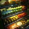 ผลไม้ในตู้แช่แข็ง (ของปลอมรึเปล่าไม่แน่ใจ) ที่ ร้านอาหาร I Fresh Platinum