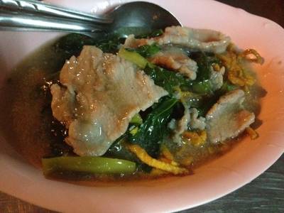 หมี่กรอบราดหน้า ที่ ร้านอาหาร ราดหน้าหมูหมักยอดผักเอ็มไพร์
