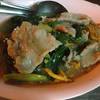หมี่กรอบราดหน้า ที่ ร้านอาหาร ราดหน้าหมูหมักยอดผักเอ็มไพร์