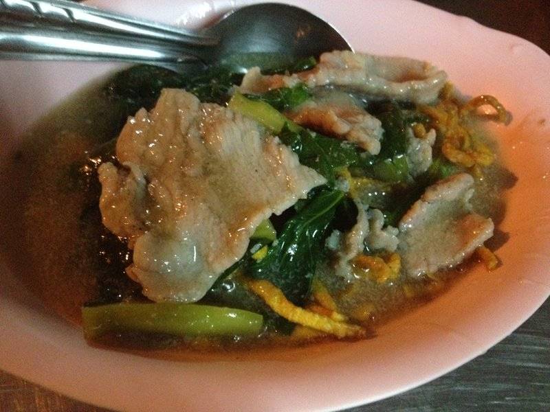 หมี่กรอบราดหน้า ที่ ร้านอาหาร ราดหน้าหมูหมักยอดผักเอ็มไพร์