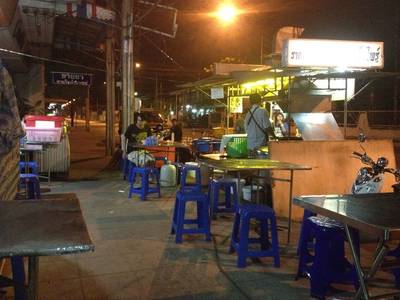 ที่นั่งในร้าน ที่ ร้านอาหาร ราดหน้าหมูหมักยอดผักเอ็มไพร์