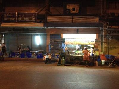 บริเวณหน้าร้าน ที่ ร้านอาหาร ราดหน้าหมูหมักยอดผักเอ็มไพร์