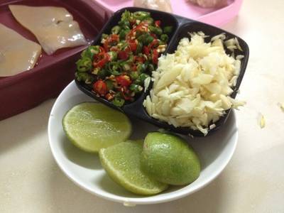พริกกระเทียม มะนาว ชุดละ 12 บาท ที่ ร้านอาหาร สุกี้เอี้ยว-ฮั้ว 2498