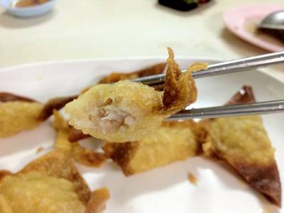 มาดูใส้ข้างในเกี๊ยวกุ้งทอดกัน :) ที่ ร้านอาหาร สุกี้เอี้ยว-ฮั้ว 2498