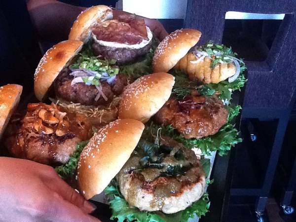 6 รสชาติที่ต้องลอง ที่ ร้านอาหาร Heawen Burger K Village