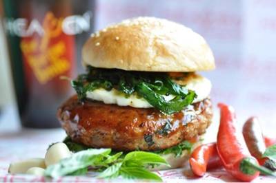 กระเพราะไก่งวงไข่ดาว ที่ ร้านอาหาร Heawen Burger K Village
