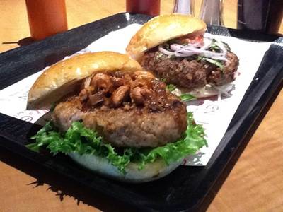 มัสมั่นหมู ที่ ร้านอาหาร Heawen Burger K Village