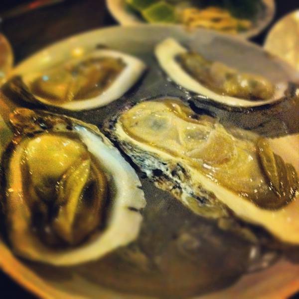 หอยนางรมตัวใหญ่ๆ ที่ ร้านอาหาร บ้านกลางกรุง