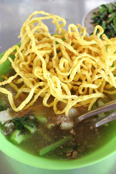 หมี่กรอบราดหน้า ที่ ร้านอาหาร แพวัดแหลม