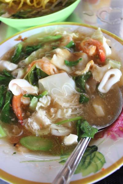 ราดหน้าเส้นใหญ่ ที่ ร้านอาหาร แพวัดแหลม