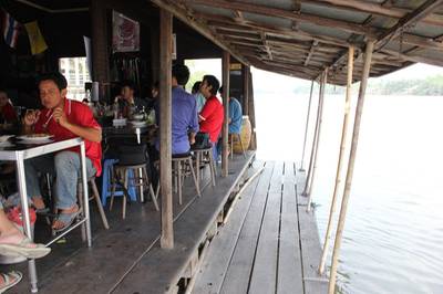 ที่นั่งในร้านริมน้ำครับ ที่ ร้านอาหาร แพวัดแหลม